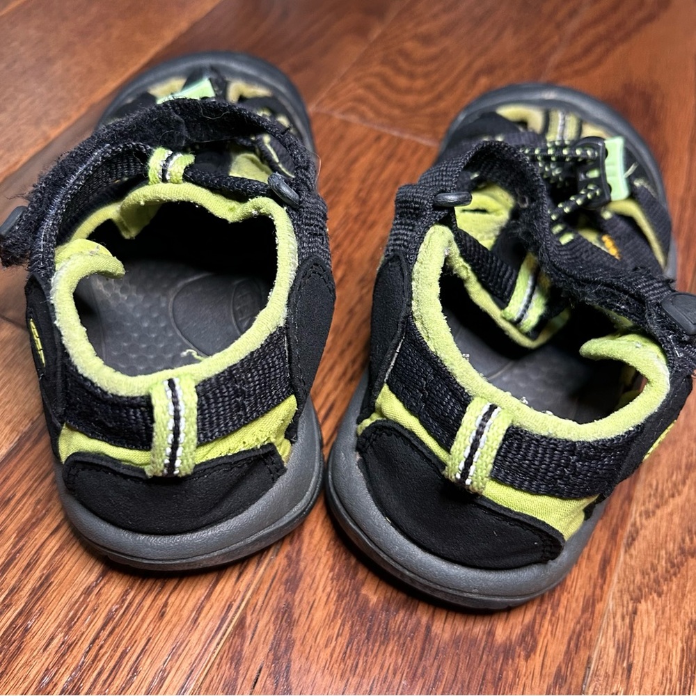 KEEN Kids Newport H2 Waterproof Black and Green Sandals - size 11 - Picture 4 of 8